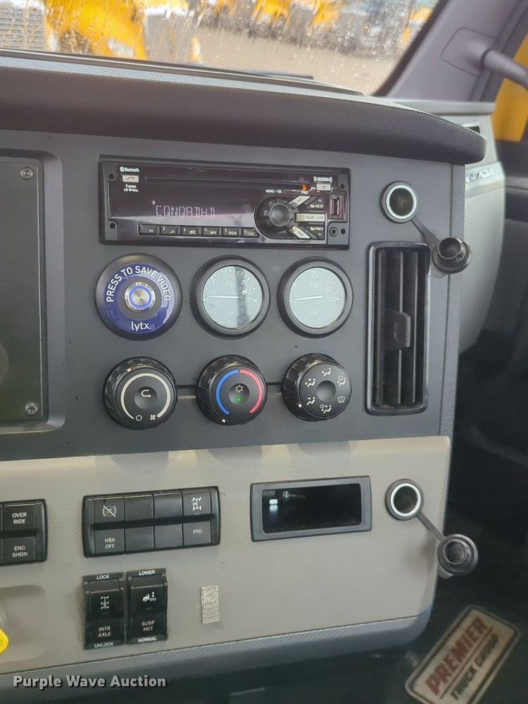 image for item NG9828 2021 Freightliner  Cascadia 126 semi truck