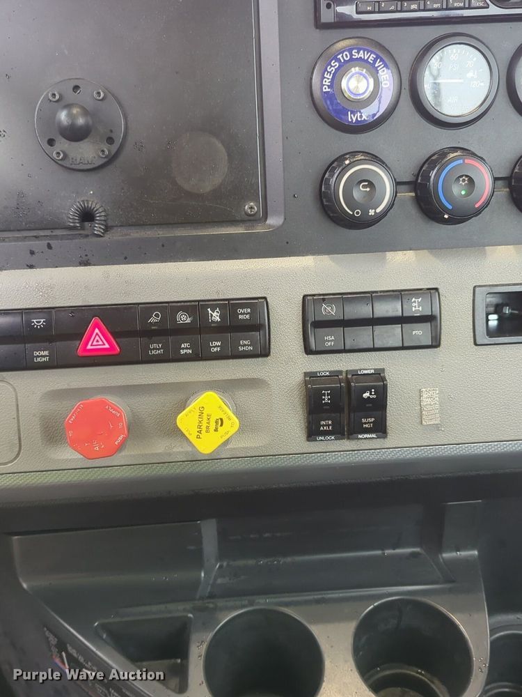 image for item NG9828 2021 Freightliner  Cascadia 126 semi truck