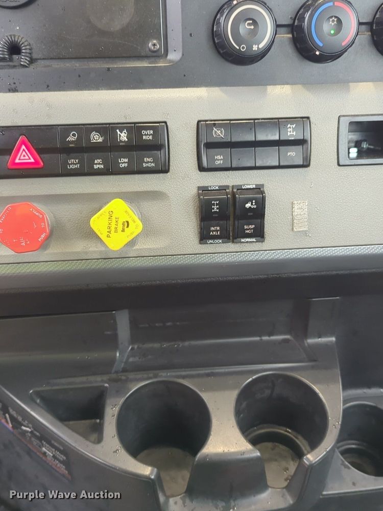 image for item NG9828 2021 Freightliner  Cascadia 126 semi truck