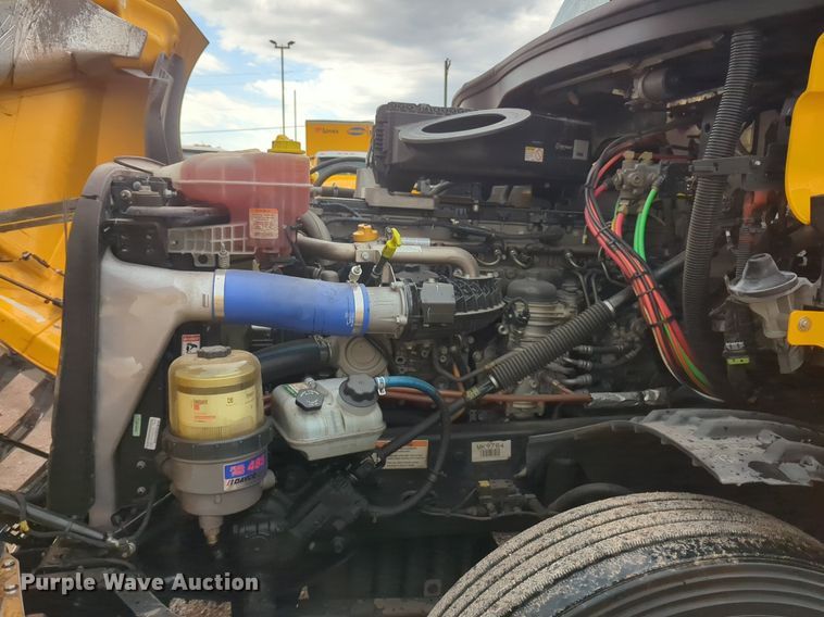 image for item NG9828 2021 Freightliner  Cascadia 126 semi truck