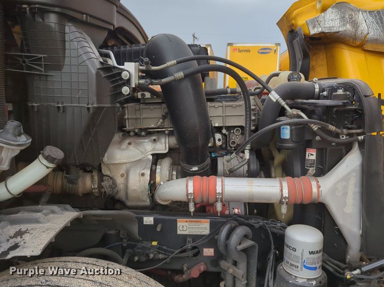 image for item NG9828 2021 Freightliner  Cascadia 126 semi truck