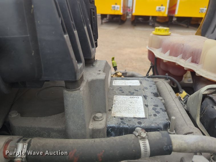 image for item NG9828 2021 Freightliner  Cascadia 126 semi truck