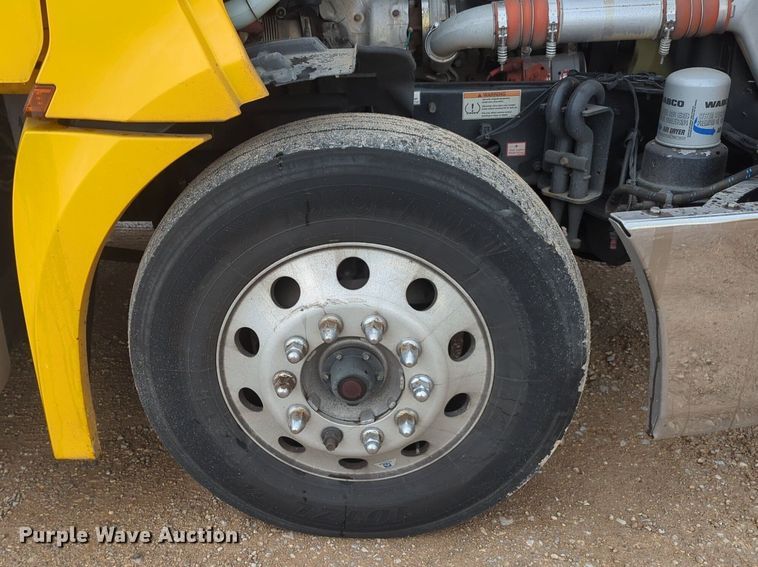 image for item NG9828 2021 Freightliner  Cascadia 126 semi truck