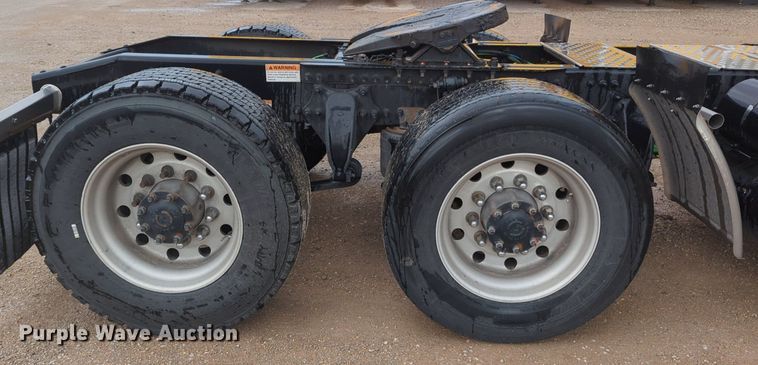 image for item NG9828 2021 Freightliner  Cascadia 126 semi truck