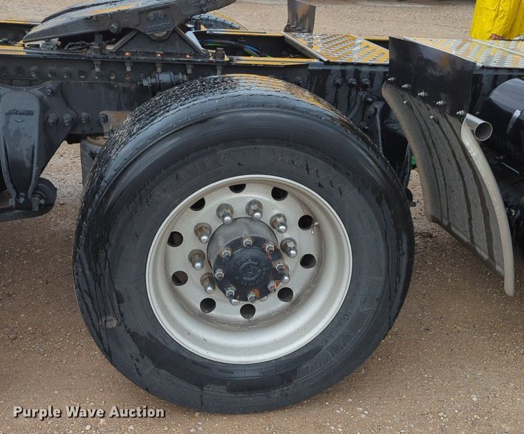 image for item NG9828 2021 Freightliner  Cascadia 126 semi truck