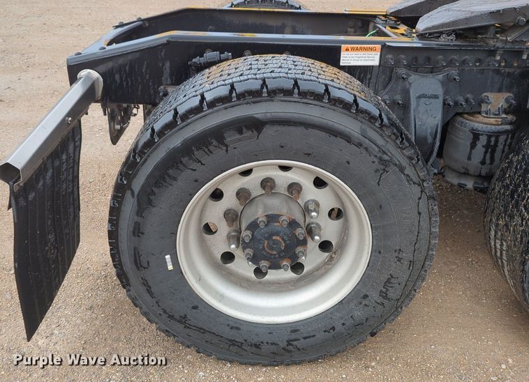 image for item NG9828 2021 Freightliner  Cascadia 126 semi truck