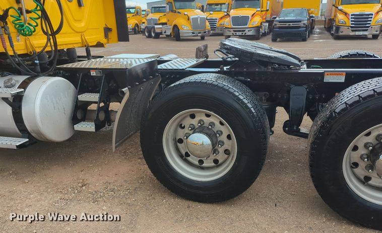 image for item NG9828 2021 Freightliner  Cascadia 126 semi truck