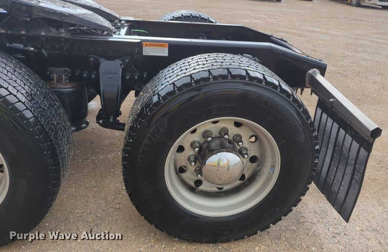 image for item NG9828 2021 Freightliner  Cascadia 126 semi truck