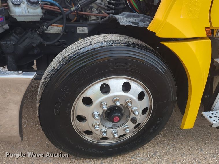 image for item NG9828 2021 Freightliner  Cascadia 126 semi truck