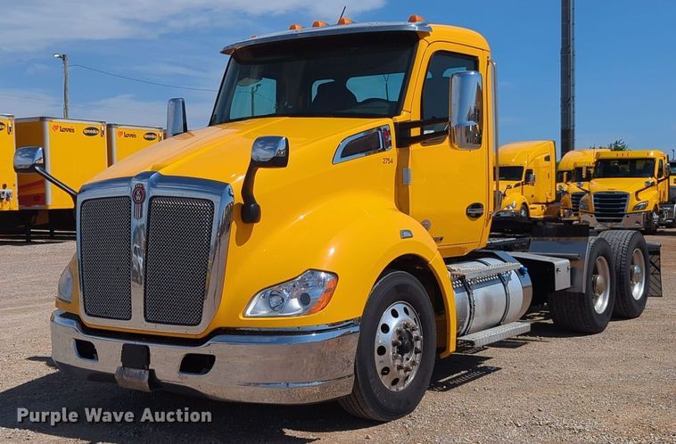 image for item NG9829 2020 Kenworth  T680 semi truck