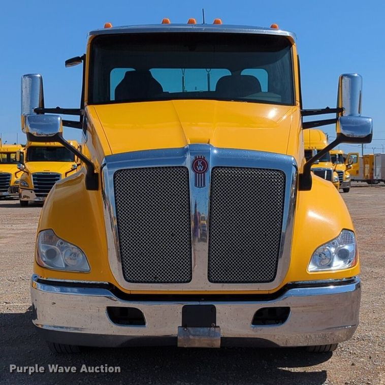 image for item NG9829 2020 Kenworth  T680 semi truck