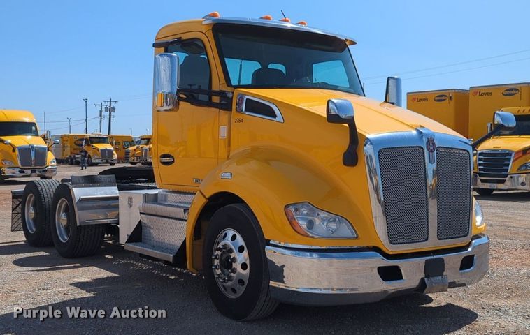 image for item NG9829 2020 Kenworth  T680 semi truck
