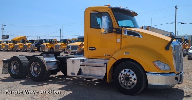 image for item NG9829 2020 Kenworth  T680 semi truck