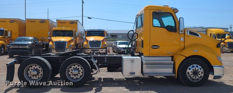 image for item NG9829 2020 Kenworth  T680 semi truck