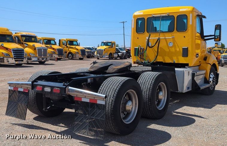 image for item NG9829 2020 Kenworth  T680 semi truck