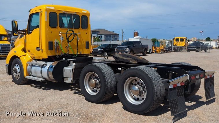 image for item NG9829 2020 Kenworth  T680 semi truck