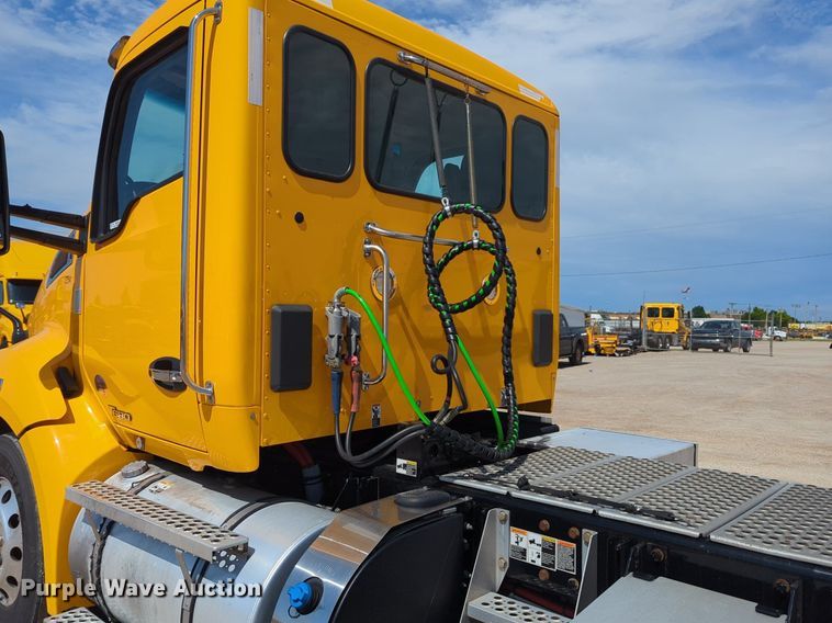 image for item NG9829 2020 Kenworth  T680 semi truck