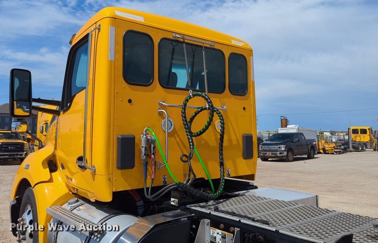 image for item NG9829 2020 Kenworth  T680 semi truck