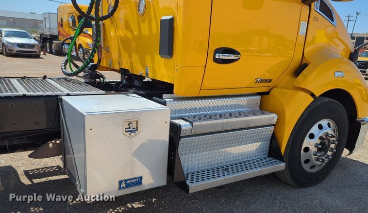 image for item NG9829 2020 Kenworth  T680 semi truck