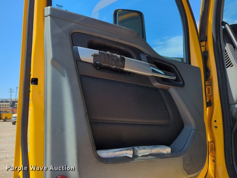 image for item NG9829 2020 Kenworth  T680 semi truck