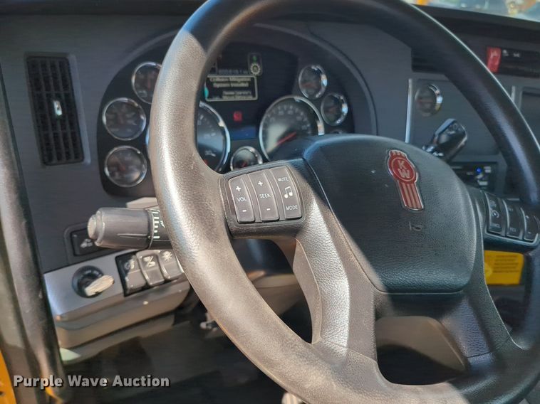image for item NG9829 2020 Kenworth  T680 semi truck