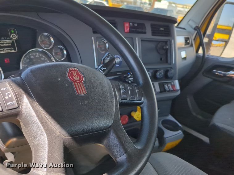 image for item NG9829 2020 Kenworth  T680 semi truck