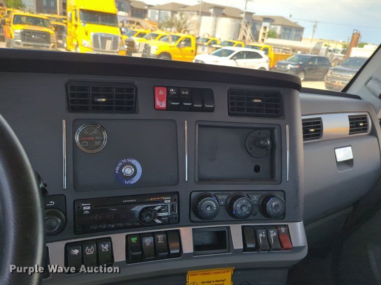 image for item NG9829 2020 Kenworth  T680 semi truck