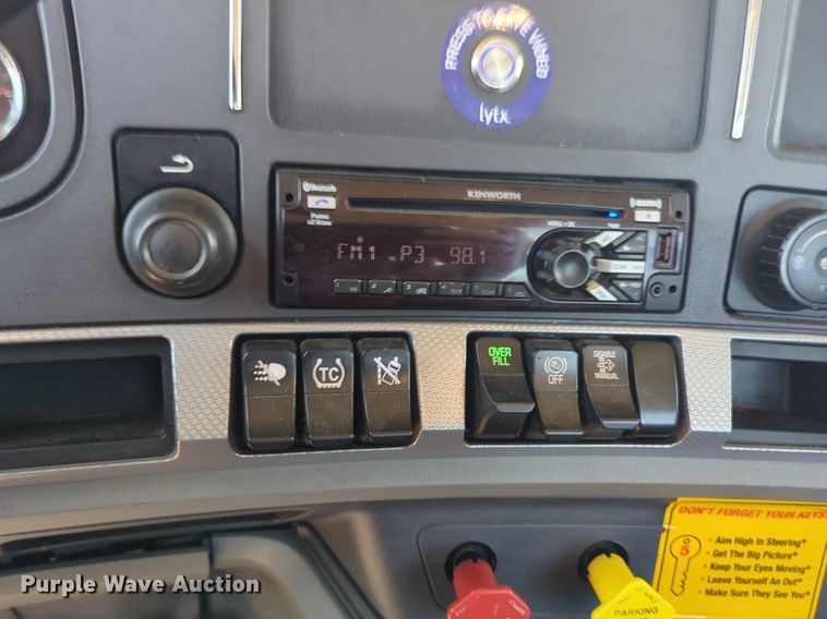 image for item NG9829 2020 Kenworth  T680 semi truck