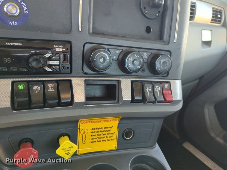 image for item NG9829 2020 Kenworth  T680 semi truck