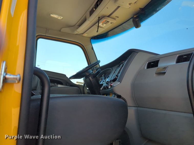 image for item NG9829 2020 Kenworth  T680 semi truck