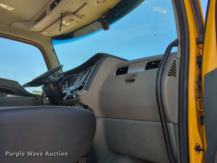 image for item NG9829 2020 Kenworth  T680 semi truck