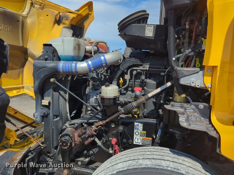 image for item NG9829 2020 Kenworth  T680 semi truck