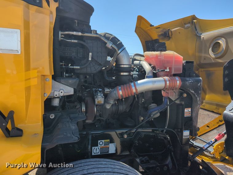 image for item NG9829 2020 Kenworth  T680 semi truck