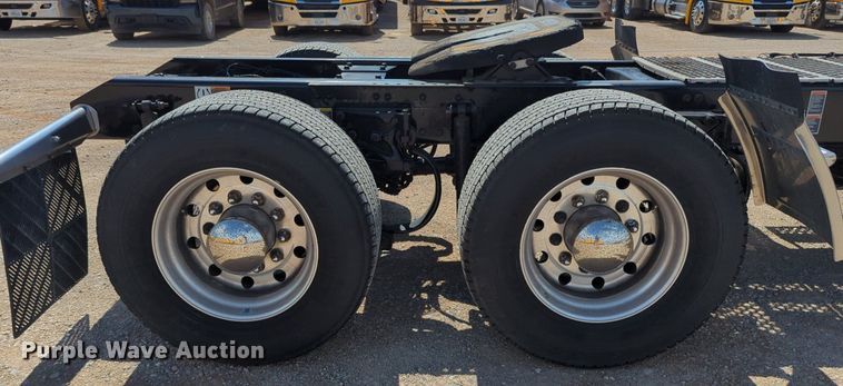 image for item NG9829 2020 Kenworth  T680 semi truck