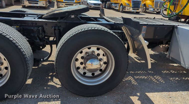 image for item NG9829 2020 Kenworth  T680 semi truck