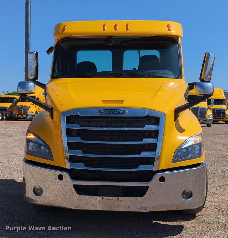 image for item NG9830 2020 Freightliner  Cascadia 126 semi truck