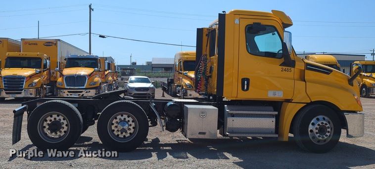 image for item NG9830 2020 Freightliner  Cascadia 126 semi truck