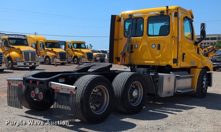 image for item NG9830 2020 Freightliner  Cascadia 126 semi truck