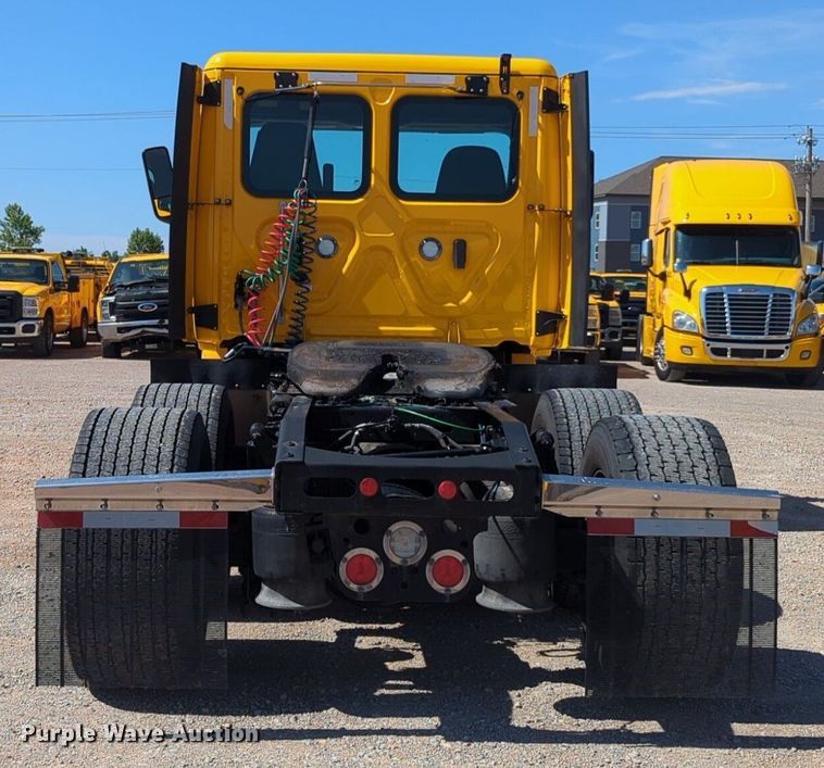image for item NG9830 2020 Freightliner  Cascadia 126 semi truck
