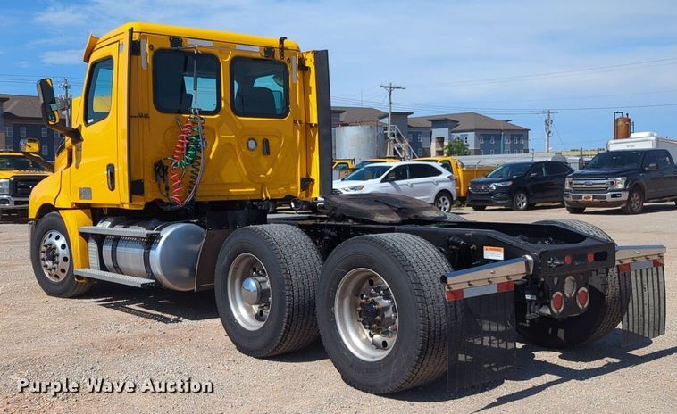 image for item NG9830 2020 Freightliner  Cascadia 126 semi truck