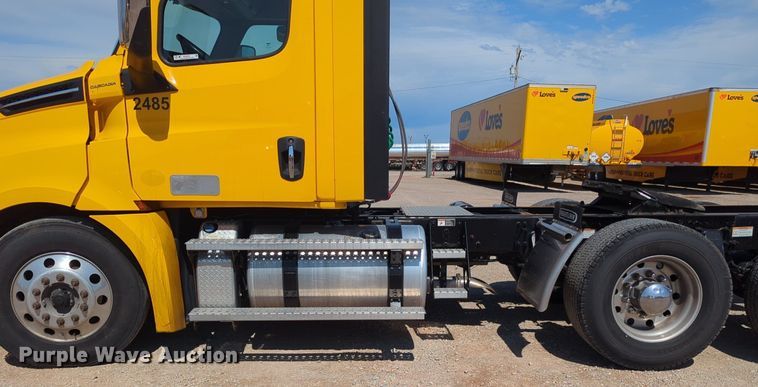 image for item NG9830 2020 Freightliner  Cascadia 126 semi truck