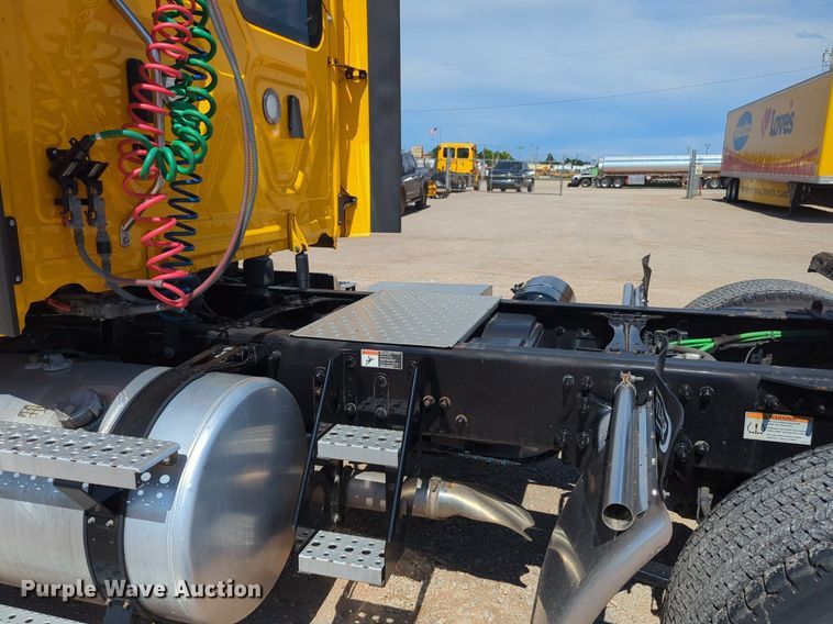 image for item NG9830 2020 Freightliner  Cascadia 126 semi truck