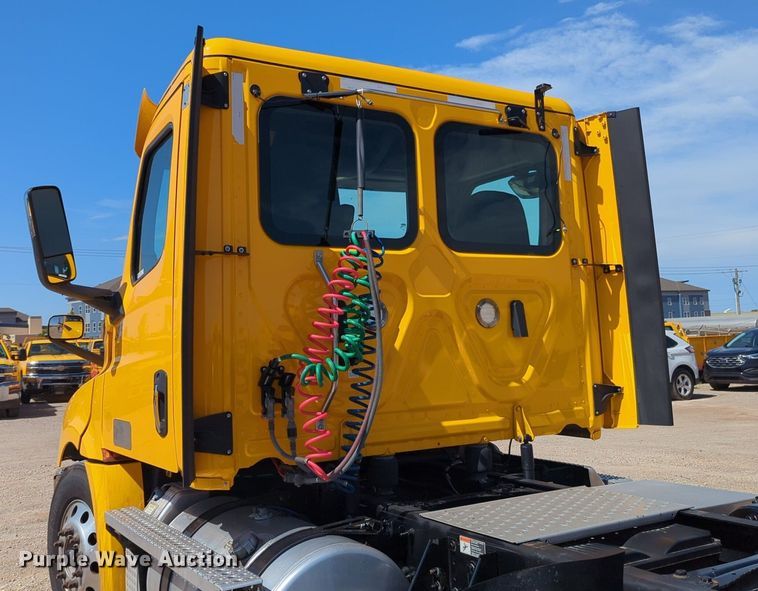 image for item NG9830 2020 Freightliner  Cascadia 126 semi truck