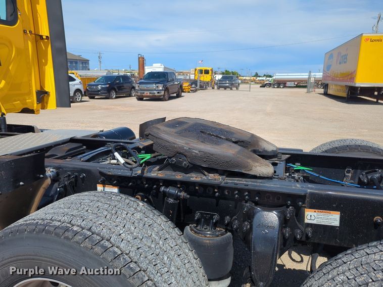 image for item NG9830 2020 Freightliner  Cascadia 126 semi truck