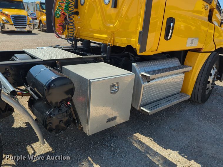 image for item NG9830 2020 Freightliner  Cascadia 126 semi truck