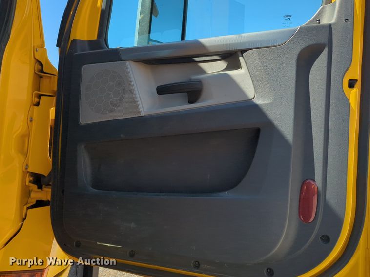 image for item NG9830 2020 Freightliner  Cascadia 126 semi truck