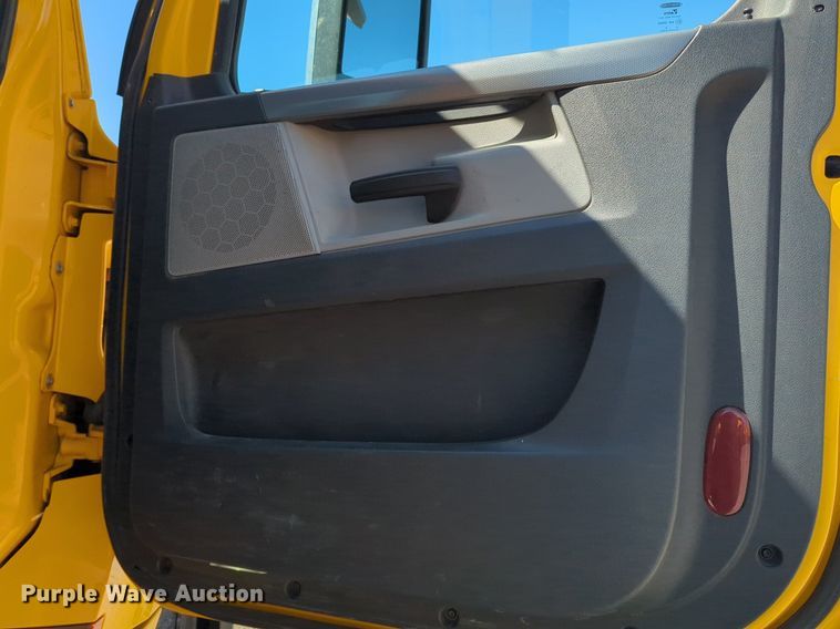 image for item NG9830 2020 Freightliner  Cascadia 126 semi truck