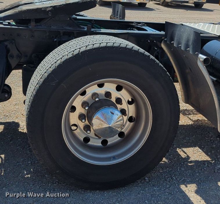 image for item NG9830 2020 Freightliner  Cascadia 126 semi truck