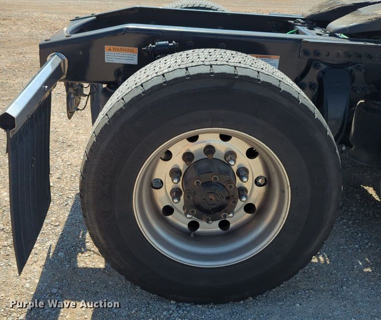 image for item NG9830 2020 Freightliner  Cascadia 126 semi truck