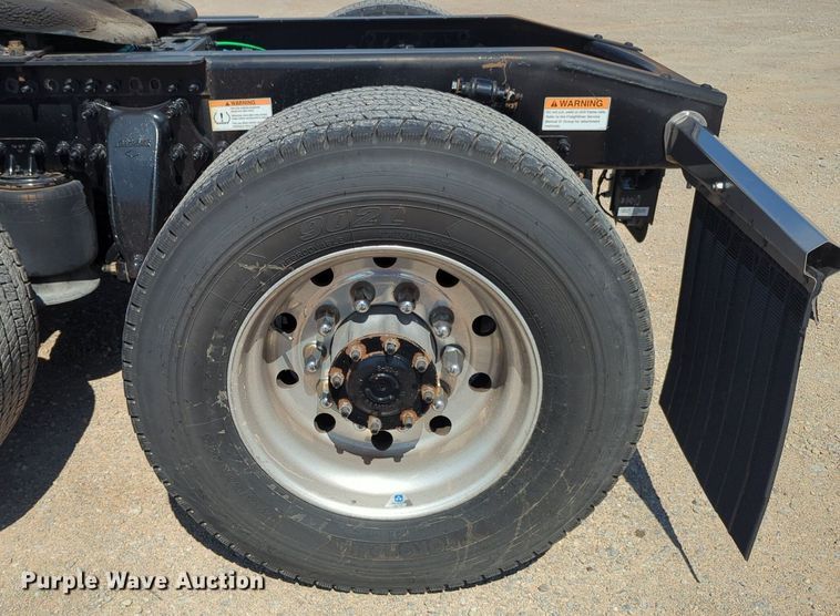 image for item NG9830 2020 Freightliner  Cascadia 126 semi truck